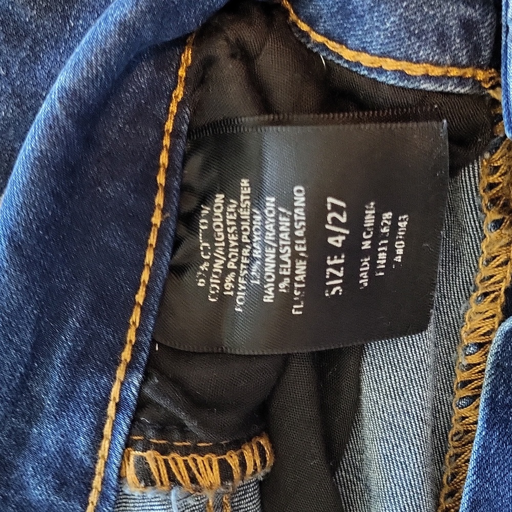 Tahari mid rise capris - Picture 8 of 8